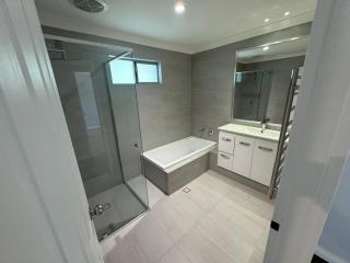 Deluxe modern family home with Pool - Perth - 3