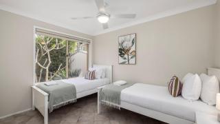 Retreat on Pebble - Fingal Bay - 3