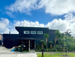 Electric Waihi Beach House - family & dog friendly, close to beach, pool table, outdoor fire room, skate ramp - Bowentown - 9