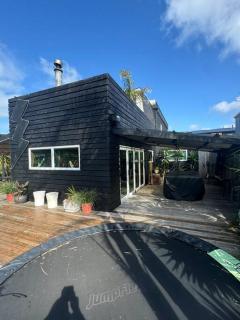 Electric Waihi Beach House - family & dog friendly, close to beach, pool table, outdoor fire room, skate ramp - Bowentown - 7
