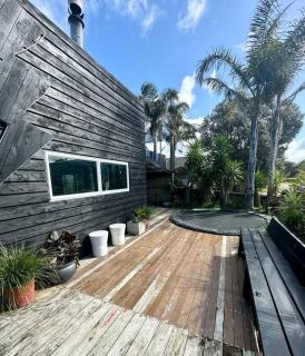 Electric Waihi Beach House - family & dog friendly, close to beach, pool table, outdoor fire room, skate ramp - 3