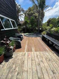 Electric Waihi Beach House - family & dog friendly, close to beach, pool table, outdoor fire room, skate ramp - Bowentown - 2