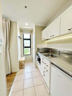 Free carpark, balcony with park views, pool and spa - Auckland - 2
