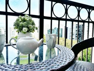 Free carpark, balcony with park views, pool and spa - Auckland - 7