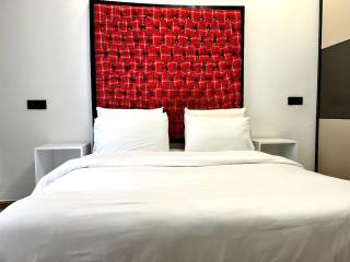 luxurious two bedroom apartment with unbeatable city scenic views - 5