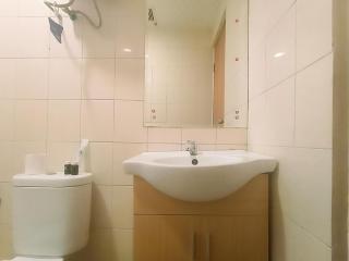 Modern 2BR Green Pramuka City Apartment near Shopping Center By Travelio - 3
