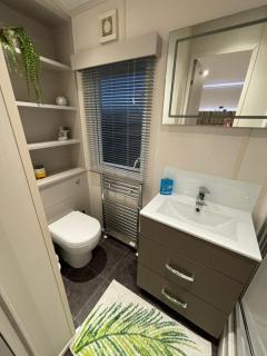 The Retreat 20 - Mini Lodge with hot tub, WiFi, Pet friendly - Golden Palm Resort - Meadow Lakes Caravan & Lodge Hire - Chapel Saint Leonards - 2