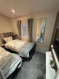 The Retreat 20 - Mini Lodge with hot tub, WiFi, Pet friendly - Golden Palm Resort - Meadow Lakes Caravan & Lodge Hire - Chapel Saint Leonards - 3