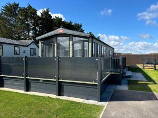 The Retreat 20 - Mini Lodge with hot tub, WiFi, Pet friendly - Golden Palm Resort - Meadow Lakes Caravan & Lodge Hire - Chapel Saint Leonards - 0