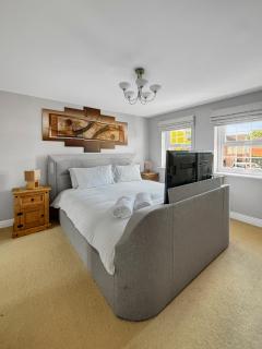 Amaya Eight - Large 4 Bedroom - 3 Bathroom house - garden and driveway - - 2