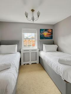 Amaya Eight - Large 4 Bedroom - 3 Bathroom house - garden and driveway - - 4