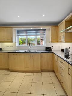 Amaya Eight - Large 4 Bedroom - 3 Bathroom house - garden and driveway - - 5