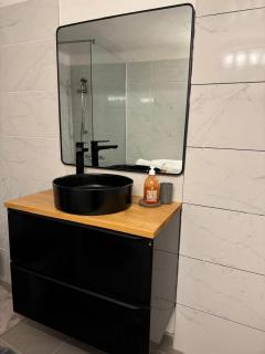 T2 de la Bastide Rouge vue exceptionnelle (180°) sur Aix domaine privé T2 indépendant de 37 m2 avec terrasse exposée plein sud Piscine 10 X 5 - 3