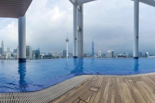 COL18B Modern Infinity Pool KLCC Balcony View - 4