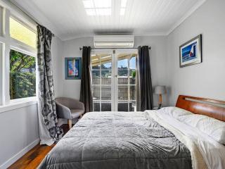 Santos 20th century cottage - South Burnie - 2