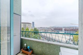 GuestHost - Cenisia Roomy Apt x6 - with Balcony - 3