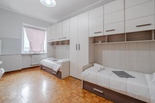 GuestHost - Cenisia Roomy Apt x6 - with Balcony - 9