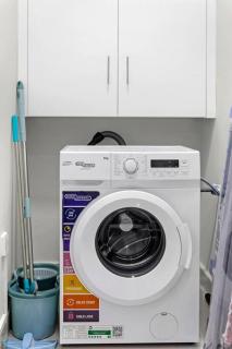 4BR Jumeirah Beach Stay with Dubai Eye Views & Near Marina Walk - Dubaï - 2