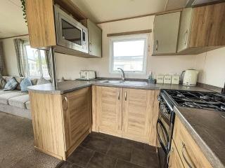 CaravanSleeps6-HotTub-Garden-WaterWonderland - Lincoln - 8