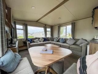 CaravanSleeps6-HotTub-Garden-WaterWonderland - Lincoln - 1