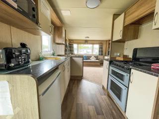 CaravanSleeps8-HotTub-FirePlace-Garden-Patio - Lincoln - 7