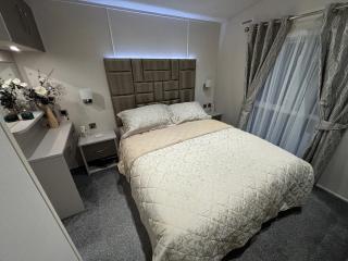 The Retreat 20 - Mini Lodge with hot tub, WiFi, Pet friendly - Golden Palm Resort - Meadow Lakes Caravan & Lodge Hire - Chapel Saint Leonards - 6