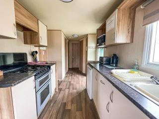 CaravanSleeps8-HotTub-FirePlace-Garden-Patio - Lincoln - 6
