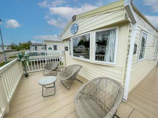 CaravanSleeps8-HotTub-FirePlace-Garden-Patio - Lincoln - 5