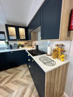 Charles Alexander Short Stay - The Little Lytham Lodge - Brown Moss Side - 6