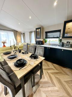 Charles Alexander Short Stay - The Little Lytham Lodge - Brown Moss Side - 9