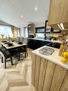 Charles Alexander Short Stay - The Little Lytham Lodge - Brown Moss Side - 8
