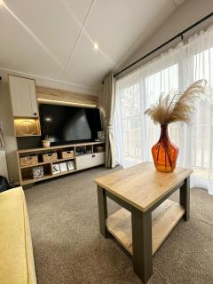 Charles Alexander Short Stay - The Little Lytham Lodge - 1