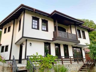 Large Cosy House by a Forest - Treehouse, BBQ, Fireplace & Mountain - Sopot - 0