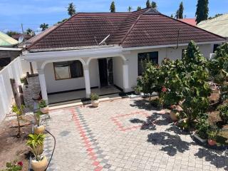 House with parking space in Dar es Salaam - 4