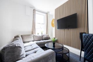 Modern Liverpool Retreat - 4BR Home Near City & Stadiums - 1