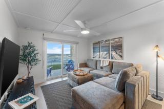 Sunrise Villa Renovated Ocean Front Condo Steps to Beach & Pool - New Smyrna Beach - 7