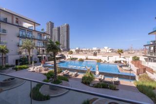 Beautiful Pool View JVC Cozy and Stylish Czechin - Dubai - 9