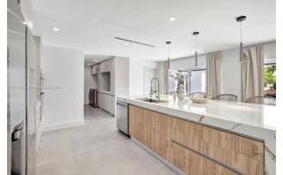 Waterfront Villa with 3 bedroom private suites - 3