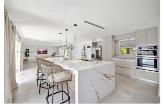 Waterfront Villa with 3 bedroom private suites - 0