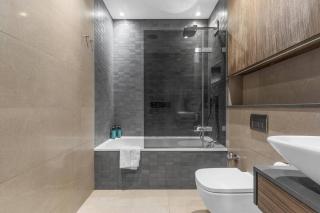 Stylish 2 bed split level flat - 5
