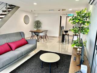 Pinnacle PJ-Duplex,Projector,FREE Parking,Near LRT,2-6pax - 0