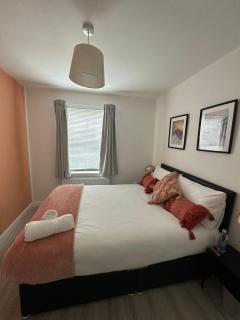 Stylish 4 Bed Home in Aylesbury, Buckinghamshire - 7