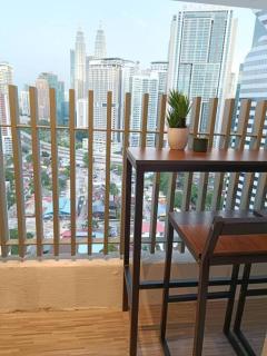 COL 14B Modern Infinity Pool KLCC Balcony View - 6