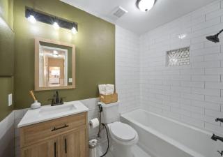 Cozy Brick Home - San Antonio - 7