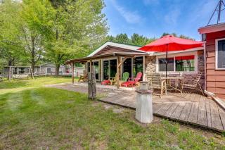 Gladwin Lakefront Cottage with Deck, Grill! - 8