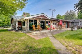 Gladwin Lakefront Cottage with Deck, Grill! - 0