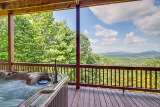 Hot Tub and Mtn Views Bear Ridge Cabin in Georgia - 8