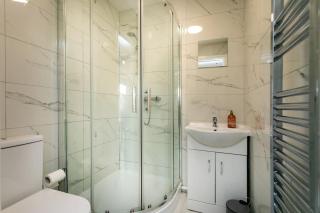Last-Minute Specials l 2 Bedroom Modern Apartment for 6 Guests in City Centre with Free Parking by Oak Stays Short Lets & Serviced Accommodatins - Leicester - 9