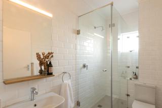 Four Peaks Duplex - 4 Sleeper with Mountain Views, Balcony and Pool in Hout Bay Beachfront - 5