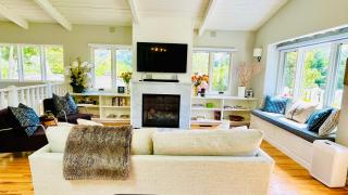 Gorgeous 3-bdrm home, walk to town and beach - 1